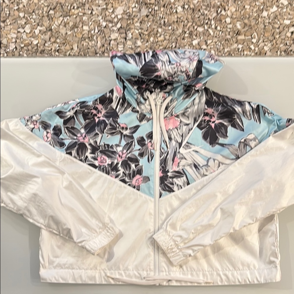 Nike Women's Cropped Floral Jacket - White and Blue